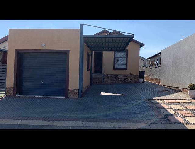 3 BEDROOM HOUSE FOR SALE IN KOSMOSDAL